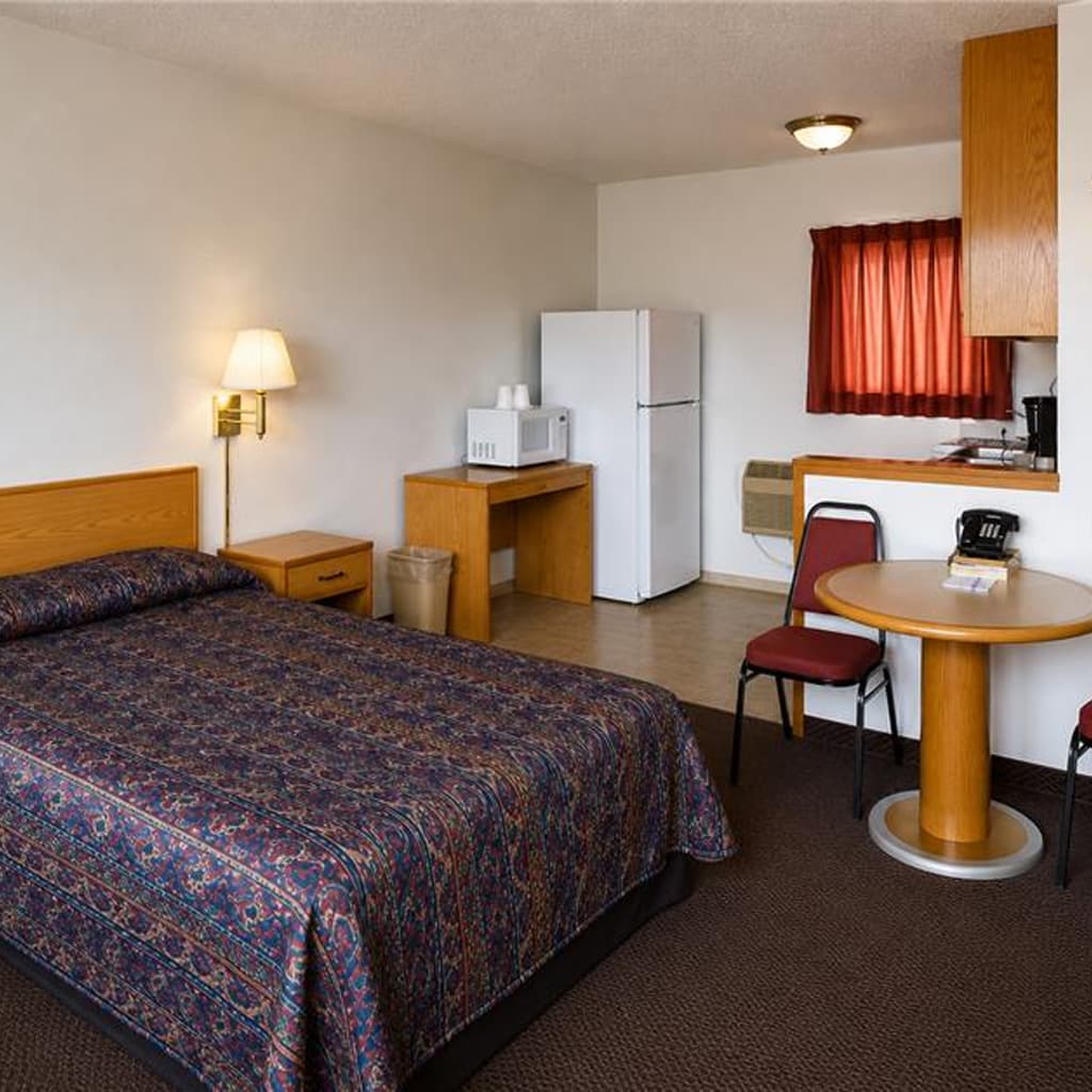 Queen Room with 1 Bed and Kitchen - 1